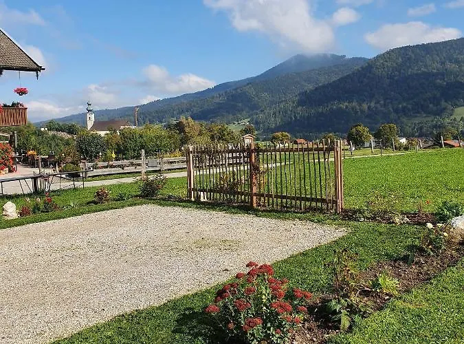 Haus Matzl Inkl. Chiemgaukarte 게스트하우스 3*
